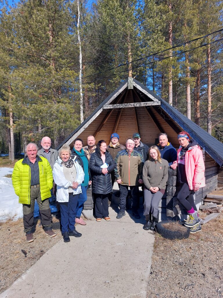 Ulkona kodan edessä otettu kuva, jossa on uuden perustetun yhdistyksen jäsenistöä.